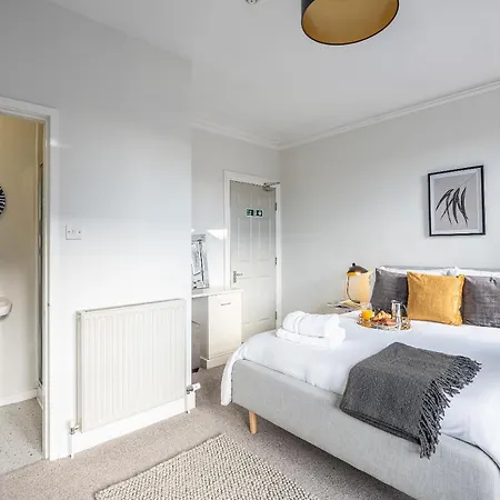 Stunning 5 Bedroom 5 En-suite Victorian House In *