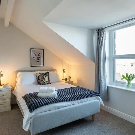 Stunning 5 Bedroom 5 En-suite Victorian House In 펜션