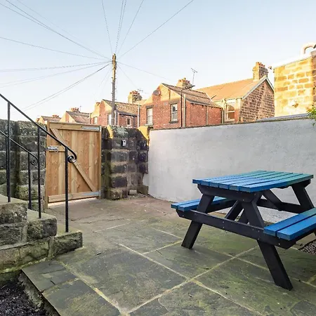 Stunning 5 Bedroom 5 En-suite Victorian House In 펜션 *